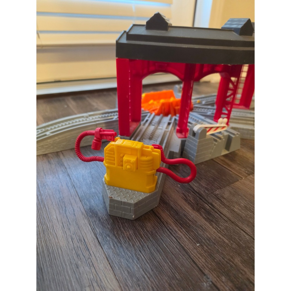 2005 Fisher Price GeoTrax Workin' Roundhouse Train Depot Station Toy Set - Picture 3 of 5